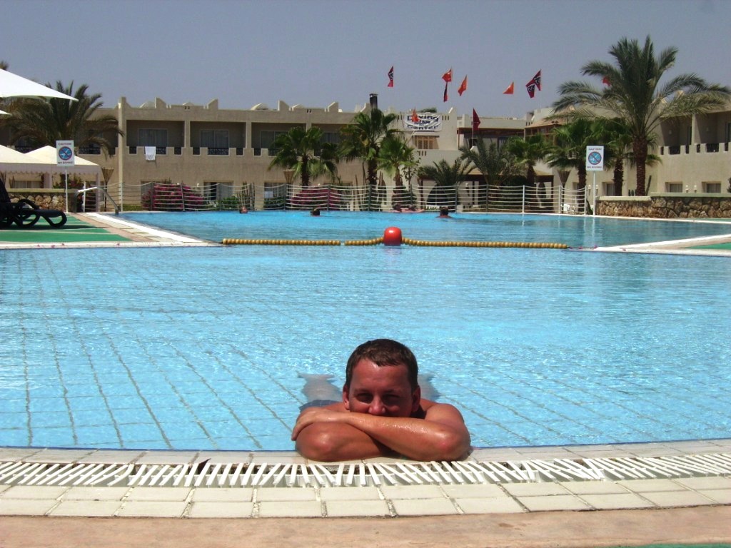 Bazen pred nasim pokojem.JPG